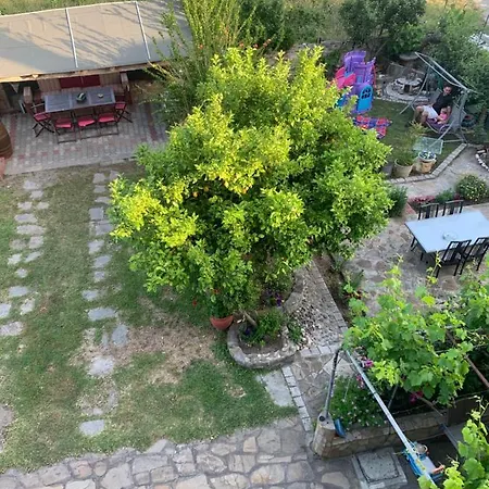 House With Garden Apartment Paradisos